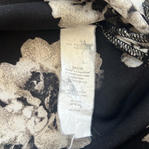 Kensie XS button down ladies shirt with floral print in black & white - Picture 4 of 4